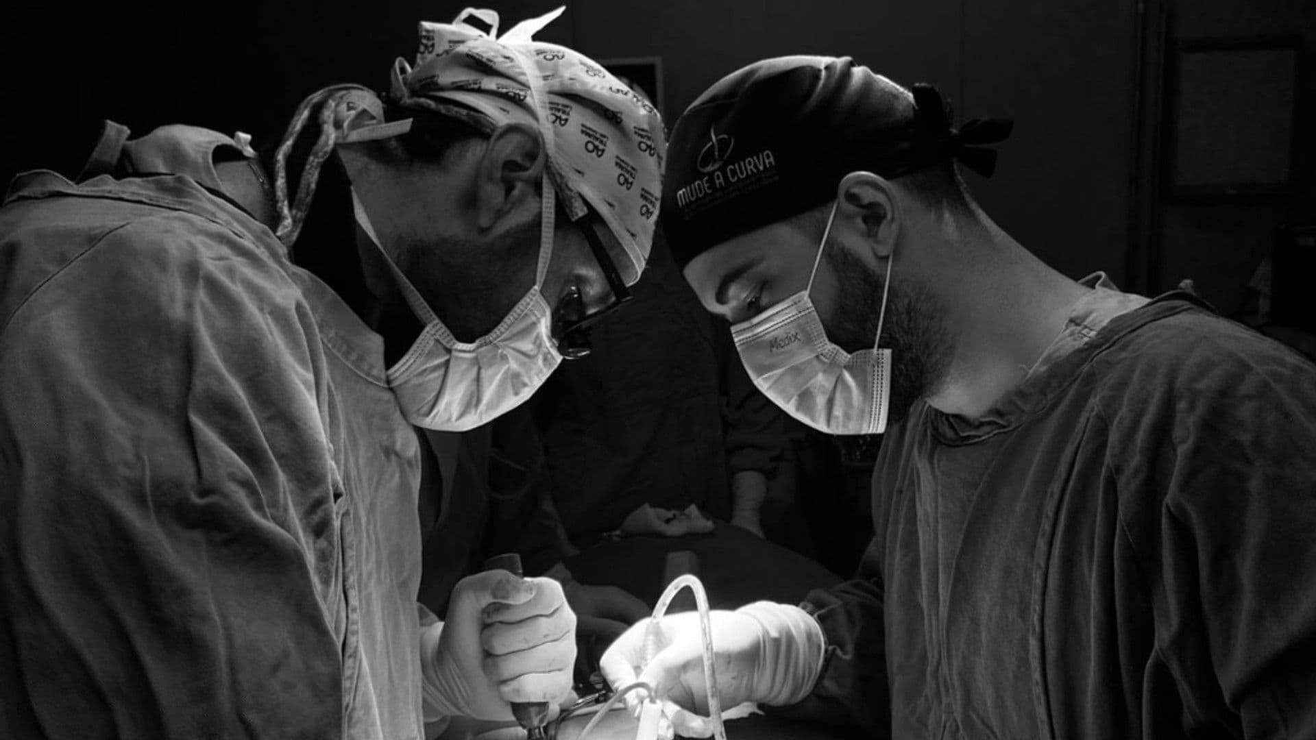 Dr. Rômulo Oliveira em procedimento de cirurgia minimamente invasiva de coluna em Betim