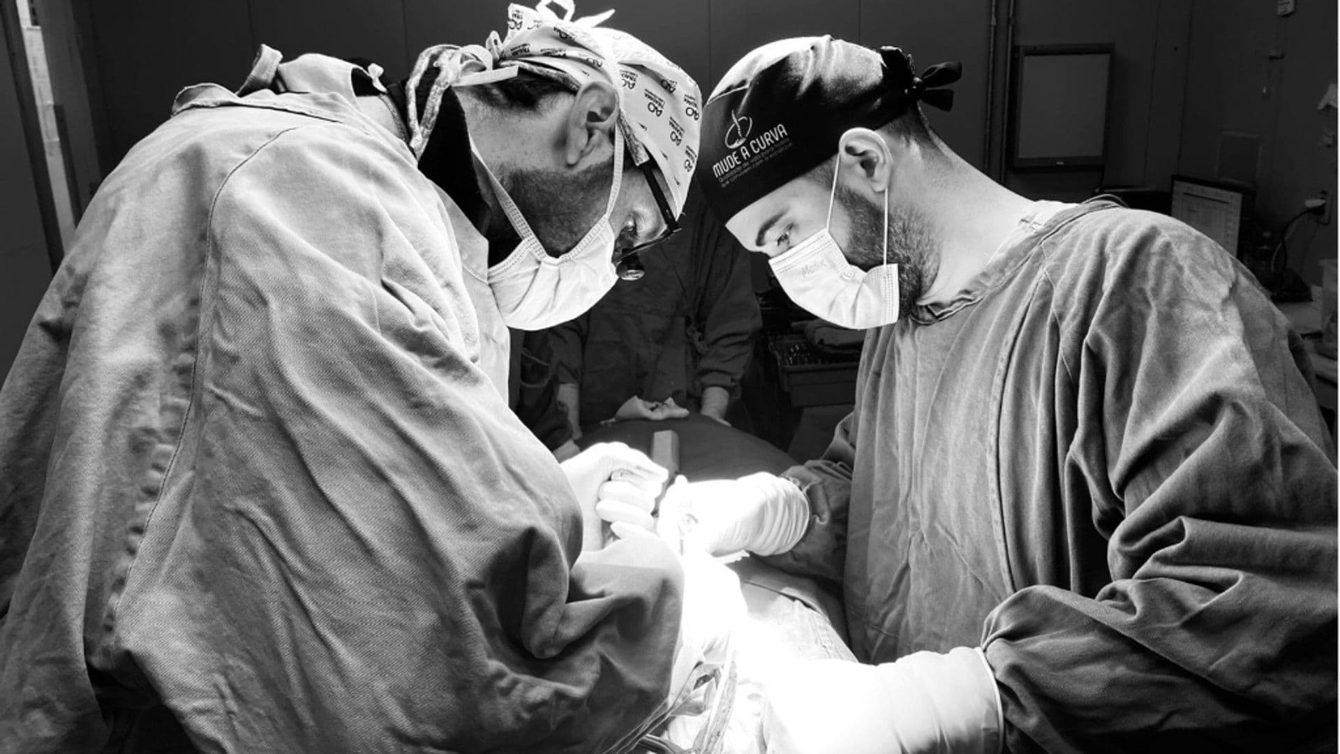 Dr. Romulo Oliveira em uma cirurgia minimamente invasiva de coluna com auxilio de um assistente em Betim