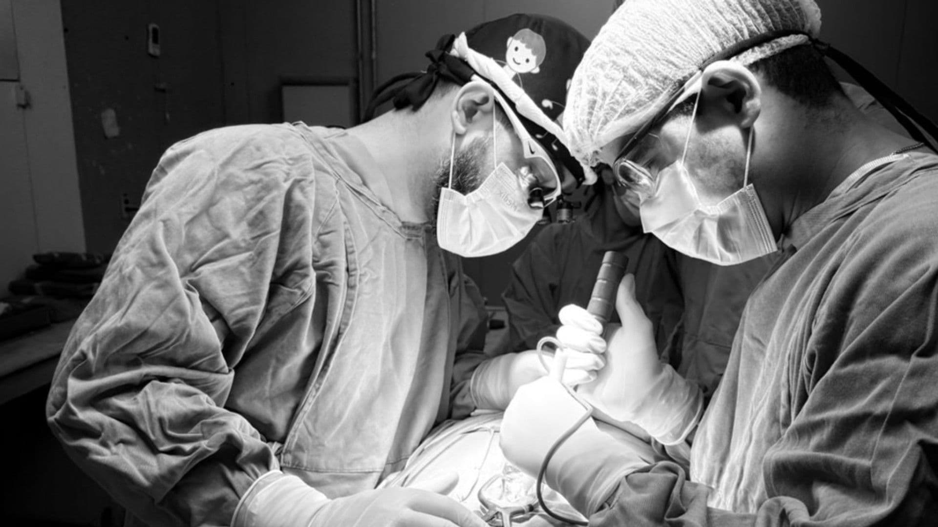 Equipe médica especialista em cirurgia de coluna em centro cirúrgico em Betim